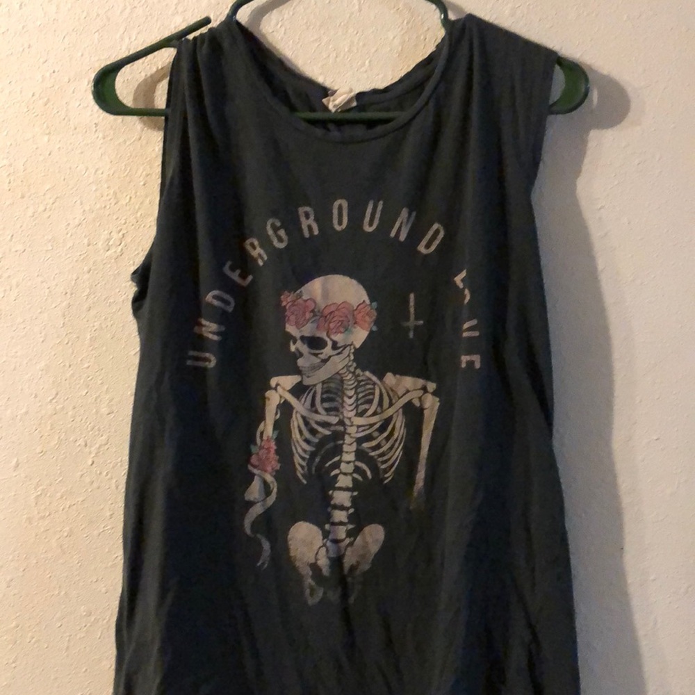 Graphic sleeveless Tee